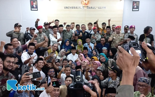 Thumbnail Anies Baswedan di tengah-tengah para relawan di Universitas Darul Ulum, Jombang (31/8/2023). (Foto: Rifat/Ketik.co.id)