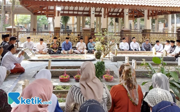 Thumbnail Rombongan Anies Baswedan saat berziarah ke makam KH. Hasyim Asy'ari di Pesantren Tebuireng Jombang, (31/8/2023). (Foto: Istimewa)