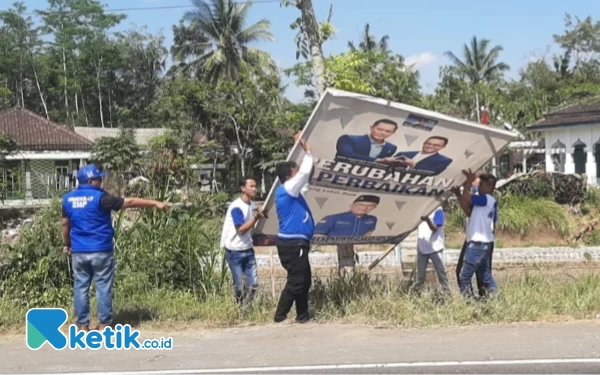 Thumbnail DPC Demokrat Pacitan Copot Baliho Bergambar Anies-AHY hingga Tak Tersisa