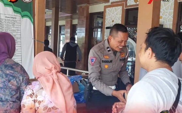 Thumbnail Berita - Jum’at Berbagi, Polres Sukabumi Kota Bagikan Ratusan Nasi Box