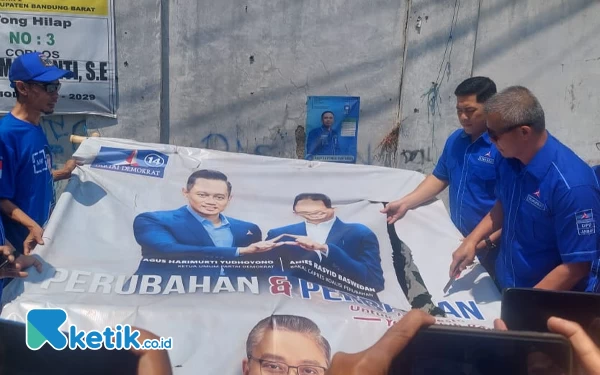 Thumbnail Kader Demokrat Kabupaten Bandung Tertibkan Ratusan Baligo Bergambar Anies Baswedan