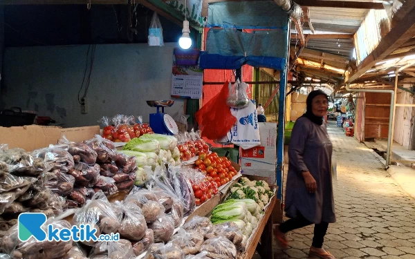 Thumbnail Kios buah di pasar wisata songgoriti. (Foto: Sholeh/ ketik.co.id.