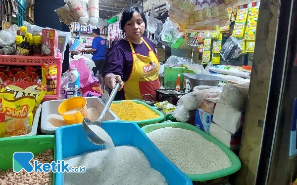 Thumbnail Pedagang Pasar Wonokromo Resah, Beras Sentuh Rp17.000 Per Kilogram