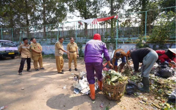 Thumbnail Berita - Kunjungi TPS3R Pasar Relokasi, Pj Wali Kota Batu: Pedagang Wajib Pilah Sampah