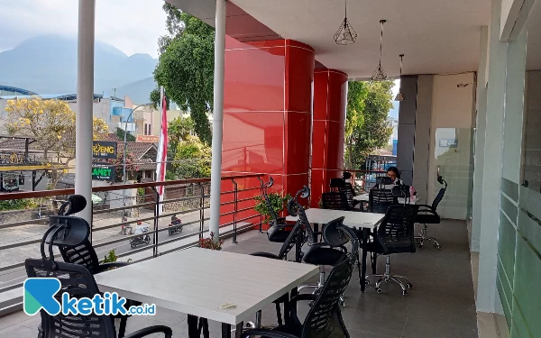 Thumbnail Ruang baca luar ruangan di Perpustakaan Umum Daerah Kota Batu, Rabu (6/9/2023). (Foto: Sholeh/ ketik.co.id)