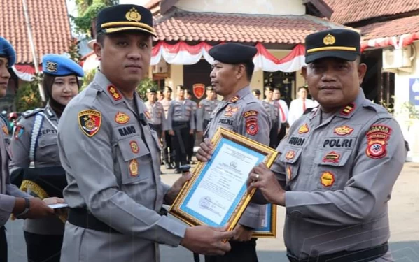 Thumbnail Berita - Tiga Personel Raih Penghargaan, Kapolres Cirebon Kota: Contoh Prestasi Mereka