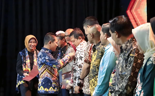 Jelang Akhir Jabatan, Bupati Lumajang Serahkan LIA 2023