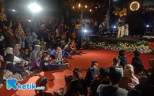 Thumbnail Ratusan Warga Tumpah Ruah Padati Festival Padang Bulan Kayutangan Heritage di Malang