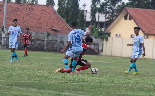 Thumbnail Penerangan Tak Memadai, Laga Kediri vs Lamongan Ditunda