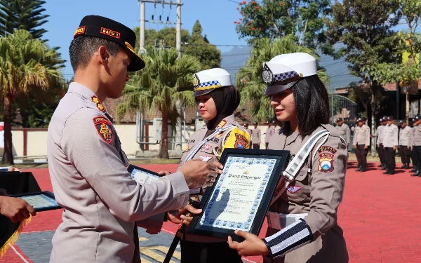 Thumbnail Belasan Anggota Polres Batu Dapatkan Penghargaan