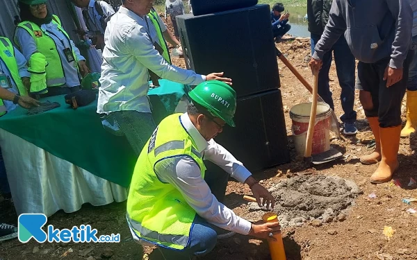 Gelontorkan Rp12 Miliar, Pemkab Bandung Mulai Bangun Jembatan Sungai Cikeruh