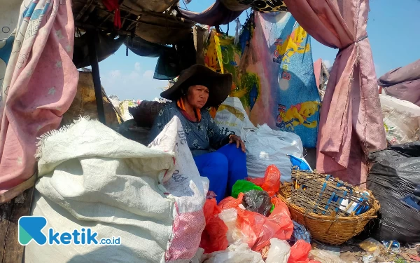 Thumbnail Kemarau Panjang, Timbunan Sampah di TPA Pakusari Disiram Ribuan Liter Air