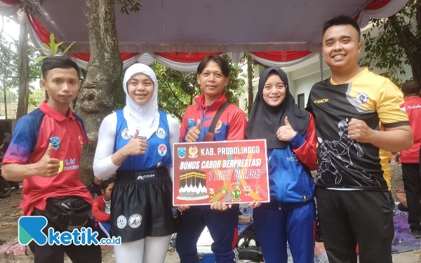 Thumbnail Berita - Atlet Muaythai Probolinggo Sabet 8 Medali, Diganjar Paket Umroh