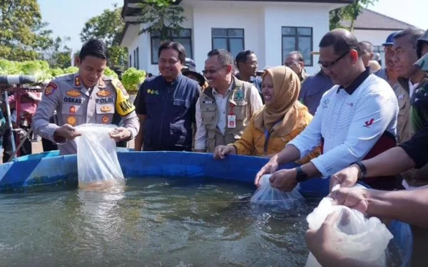 Thumbnail Berita - Jaga Ketahanan Pangan, Pj Wali Kota Batu Panen Bawang dan Ikan