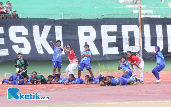 Thumbnail Berita - Saling Serang Lawan Malang, Sepak Bola Putri Sidoarjo Rebut Medali Emas Porprov Jatim