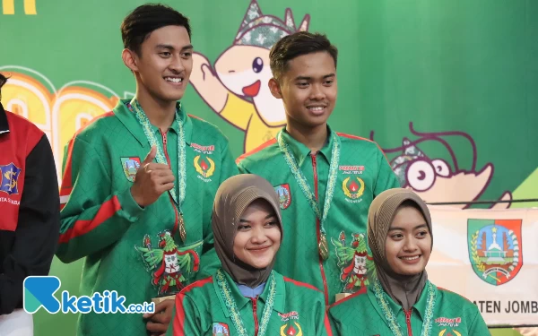 Thumbnail Senyum sumringah atlet kempo tuan rumah Kabupaten Jombang di atas podium juga tak kalah cerianya. (Foto: Rifat/Ketik.co.id)