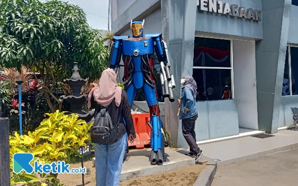 Thumbnail Keren! Knalpot Brong Hasil Sitaan Polisi Diolah Jadi Patung Transformer