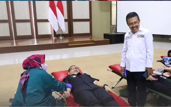 Thumbnail Berita - Peringati HUT PMI, Pj Wali Kota Batu Ikut Donor Darah