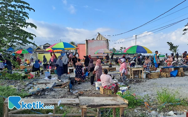 Terkendala Tempat, PKL di Pasar Labuha Berjualan Dekat Jalan Raya