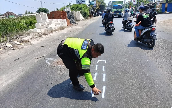 Thumbnail Berita - Adu Banteng di Jalanan Sidoarjo, Pengendara Motor Tewas di Lokasi