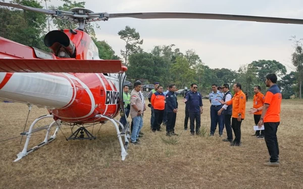 Thumbnail Berita - BPBD Jatim Terjunkan Helikopter Water Bombing Padamkan Karhutla Gunung Arjuno