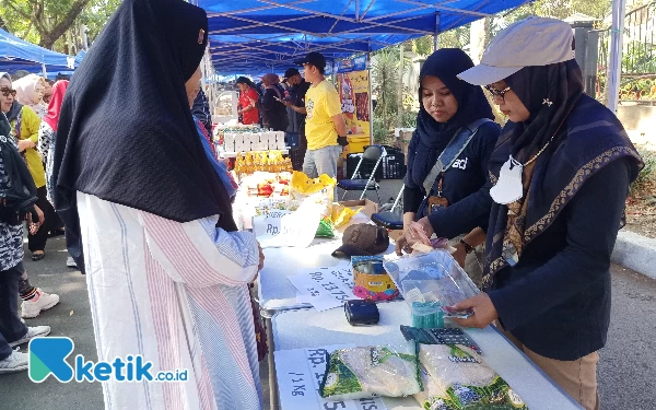 Thumbnail Warga Malang Serbu Pasar Rakyat, Makan Bakso dan Beli Sembako