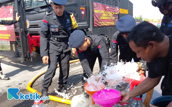 Thumbnail Brimob Kerahkan Water Canon Salurkan Bantuan Air Bersih