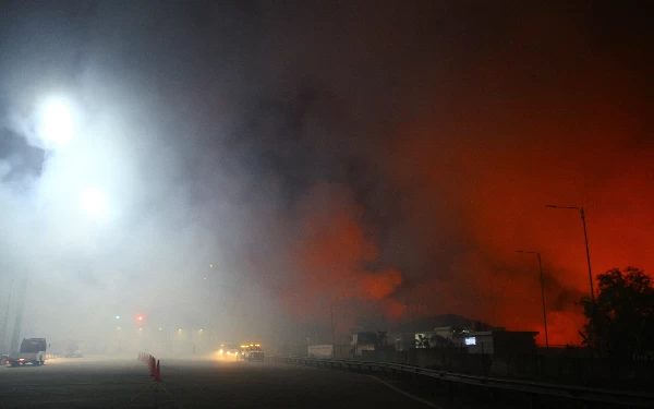 Thumbnail Api membakar lahan di sisi pintu Tol Exit Indralaya-Pemulutan Desa Sukarami, Kecamatan Pemulutan, Kabupaten Ogan Ilir, Sumsel. Kamis (21/9/2023). Wahyu R