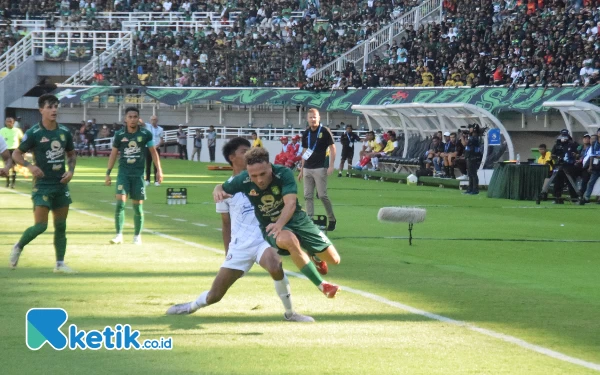 Thumbnail Aksi Ze Valente harus jatuh bangun dibendung bek Arema FC, Sabtu (23/9/2023). (Foto : M.Khaesar/Ketik.co.id)