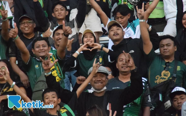 Thumbnail Keseruan suporter Persebaya atau Bonek Mania mendukung Persebaya, Sabtu (23/9/2023). (Foto : M.Khaesar/Ketik.co.id)