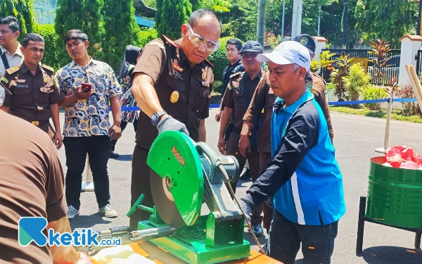 Thumbnail Kejari Sidoarjo Musnahkan Senpi hingga 1,4 Kilogram Sabu, Nilainya Capai Rp 1 Miliar