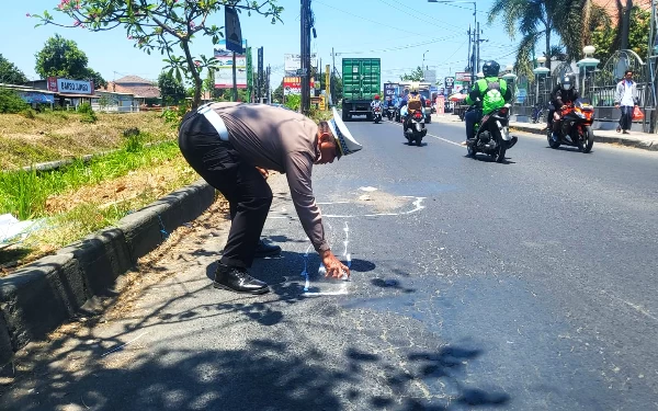 Thumbnail Gagal nyalip, Pemotor Wanita Meninggal Terlindas Truk di Jalan Sarirogo