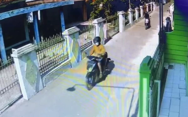 Thumbnail Dua Pelaku Curanmor Terekam CCTV Curi Motor di Sidoarjo pada Siang Bolong