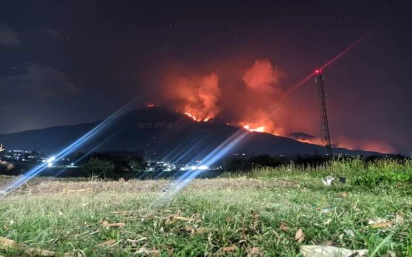 Thumbnail Kebakaran Gunung Lawu Meluas Hingga 200 Hektar, BNPB Terjunkan Helikopter untuk Padamkan Api