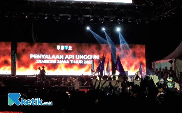 Thumbnail Berita - Semarak Jambore Jatim 2023: Api Unggun, Pesta Kembang Api hingga Hiburan Cak Percil