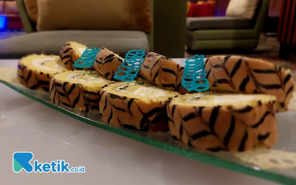 Thumbnail Unik, Wyndham Hotel Surabaya Hadirkan Kue Bermotif Batik