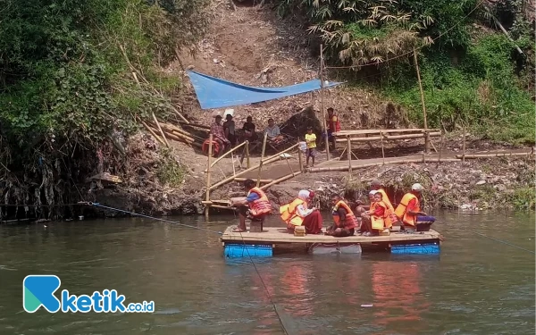 Thumbnail Jembatan Rusak, Siswa Kota Malang Naik Getek untuk Berangkat Sekolah