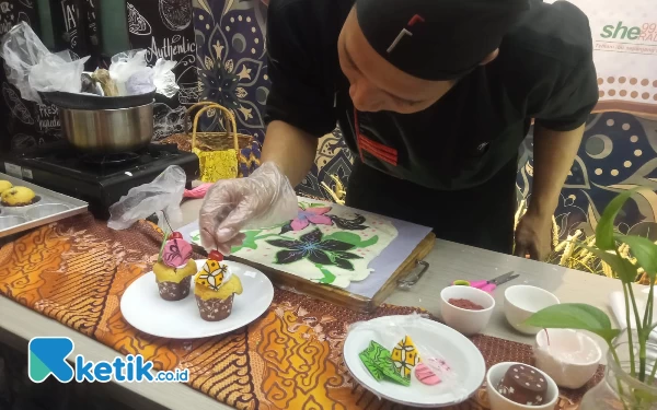 Thumbnail Berita - Unik, Luminor Hotel Jemursari Hadirkan Cupcake Bermotif Batik