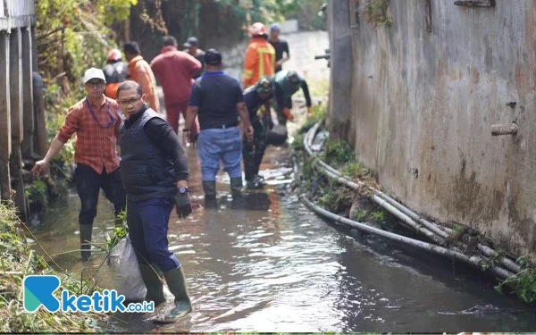 Thumbnail Pj Wali Kota Batu Nyemplung ke Sungai Pimpin Bersih-bersih Sungai Lesti