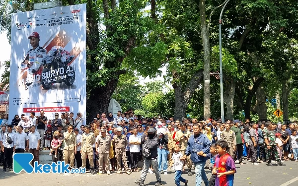 Thumbnail Antusiasme masyarakat tak terbendung menanti rombongan parade pembalap MotoGP Grand prix Mandalika melintasi jalanan kota Mataram. (Foto: Naufal/Ketik.co.id)