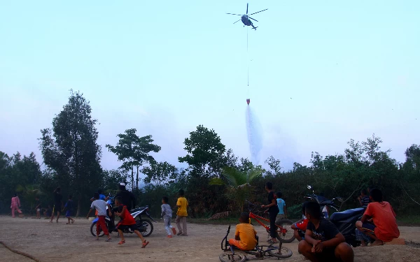 Thumbnail Water bombing membantu memadamkan api yang susah di jangkau oleh petugas. Rabu, (11/11/2023). Wahyu Rahmanto