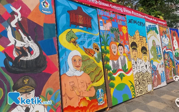 Thumbnail Deretan lukisan karya pelajar Jawa Timur dipajang di sepanjang jalan Gubernur Suryo. Kamis (12/10/2023).(Foto: Husni Habib/Ketik.co.id)