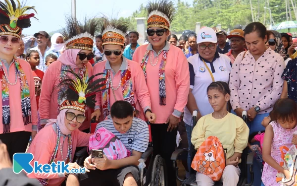 Thumbnail Berita - Kunjungan OASE KIM ke Raja Ampat, Istri Kapolri Bagikan Kursi Roda untuk Disabilitas