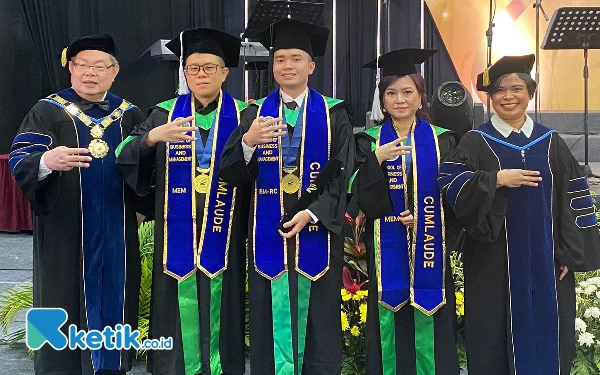 Thumbnail Unik, Ayah, Ibu dan Anak Wisuda  Bareng di UC 2023