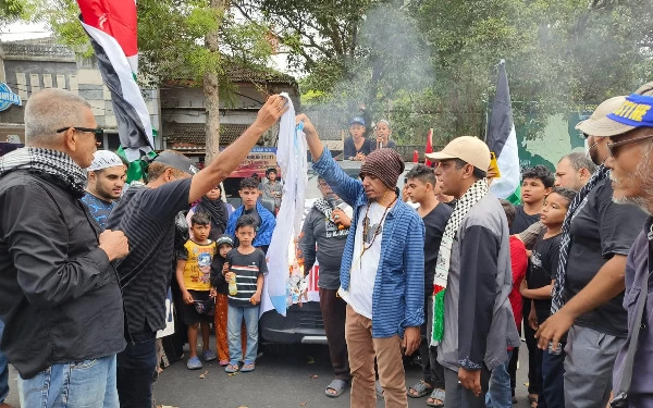 Thumbnail Robek dan Bakar Bendera Israel Warnai Aksi Damai ABI dan Kumail Bondowoso untuk Palestina