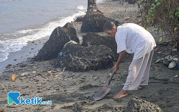 Thumbnail Berita - Bibi Atiyang  dan Sekop Berkarat di Tepian Pantai Desa Kupal