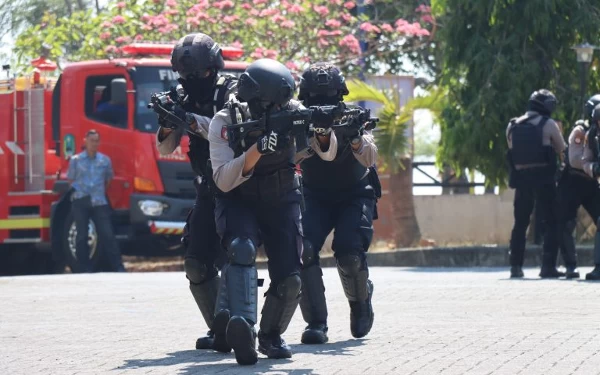 Thumbnail Siagakan 700 Personel Gabungan, Polres Magetan Gelar Sispamkota Matangkan Pengamanan Pemilu 2024