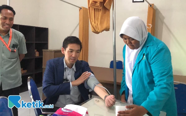 Penuhi Kebutuhan Caregiver di Jepang, SMK Kesehatan Surabaya Jajaki Kerja Sama dengan JICWELS