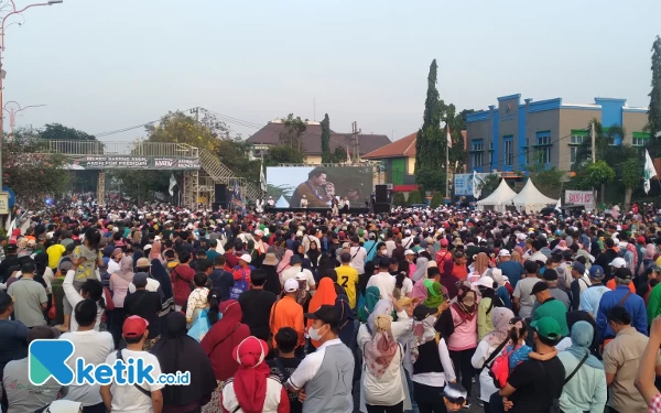 Thumbnail Berita - Massa Simpatisan Amin Tumplek Bek, Menyemut di Sidoarjo