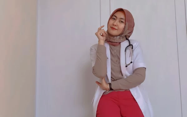 Thumbnail Herni Anggraeni Dewi, Dokter Muda Asal Cianjur Rutin Gelar Aksi Kemanusiaan